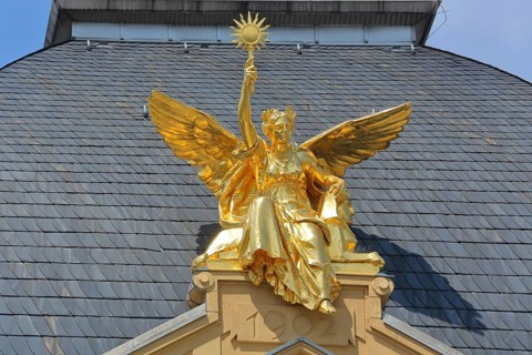 Golden sculpture Genius
