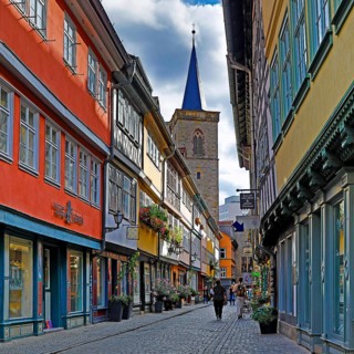 Half-timbered houses of the Kraemerbruecke with the Aegidienkirche