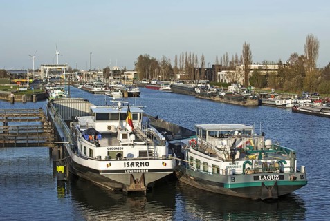 Inland navigation vessels
