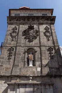 Monumental fountain Fonte da Praca da Ribeira with modern sculpture St. John the Baptist