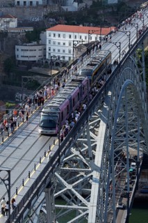 Metro and pedestrians on the Ponte D. Luis I