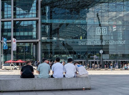 Travellers at Washingtonplatz in front of the main station