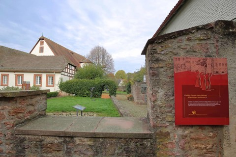 Entrance with information board and text to the Brothers Grimm House