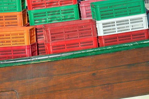 Crab cutter with colourful plastic baskets