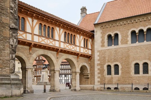 Bridge and passage to Burgplatz