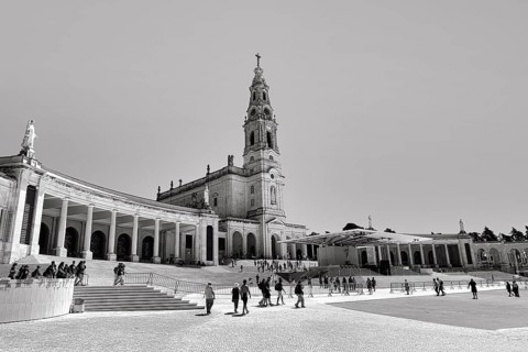 Pilgrims and tourist group in front of the Basilica of Our Lady of the Rosary