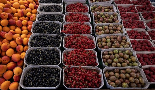 Fruit. fresh berries in bowls