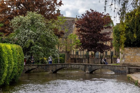 Rail-less arch bridges over the River Windrush