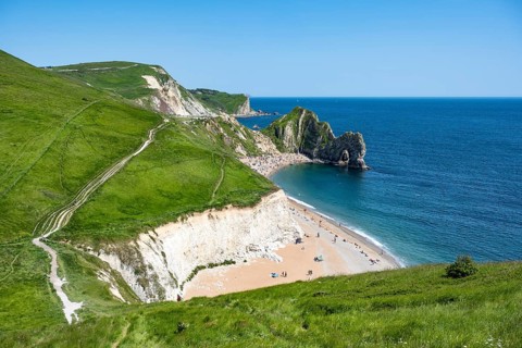 View over the chalk coast with the famous rock bridge Durdledoor