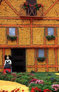 Replica of a half-timbered house with lemons and oranges in the Bioves Gardens