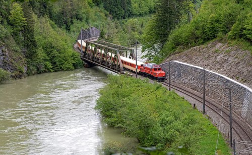 Suedbahnexpress with OeBB E-locomotive 1020 on the Kronprinzrudolfbahn in the Gesaeuse across the Enns
