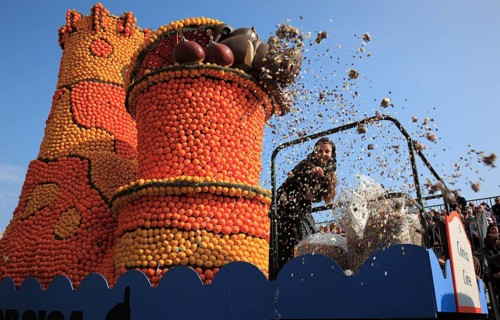 Sculptures made of citrus fruits
