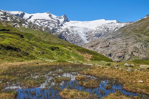 Hiking along the glacier trail in Innergschloess