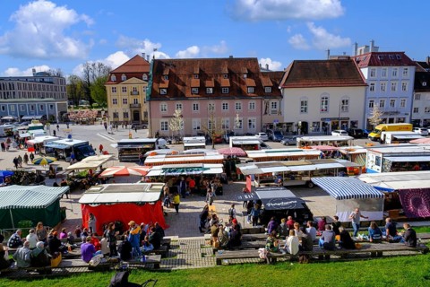 Weekly market at Hildegardplatz in front of St. Lorenz Church