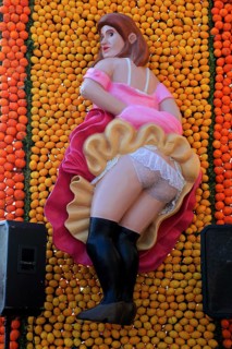 Sculptures made of citrus fruits