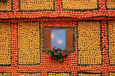 Replica of a half-timbered house with lemons and oranges