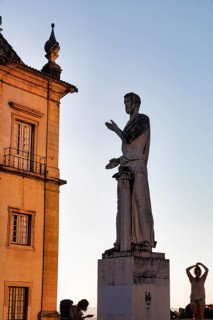 Statue with tourists