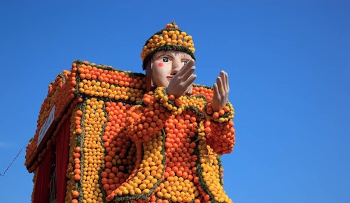 Sculptures made of citrus fruits