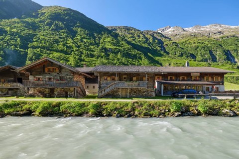 Alpine huts in Innergschloess