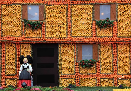 Replica of a half-timbered house made of lemons and oranges