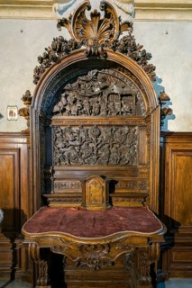 Carved altar with Adoration of the Magi