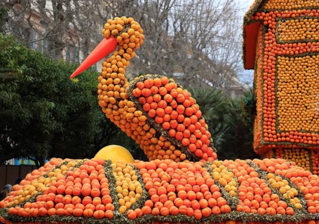 Replica of a stork with lemons and oranges in the Bioves Gardens