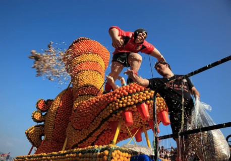 Motif floats