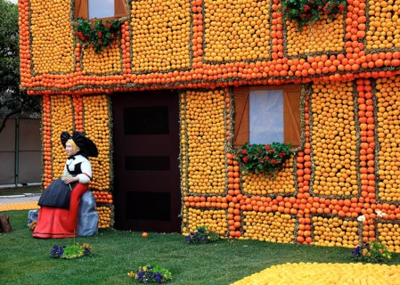 Replica of a half-timbered house with lemons and oranges in the Bioves Gardens