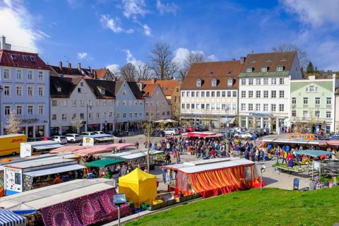 Weekly market at Hildegardplatz in front of St. Lorenz Church
