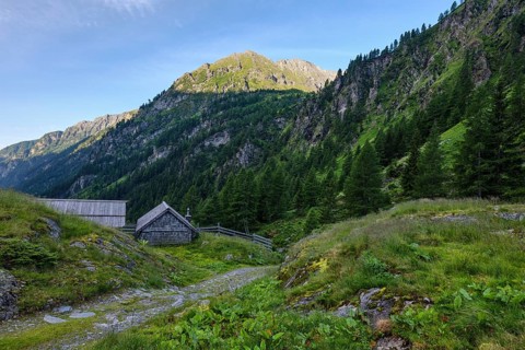 Alpine hut on the way to Landawirsee