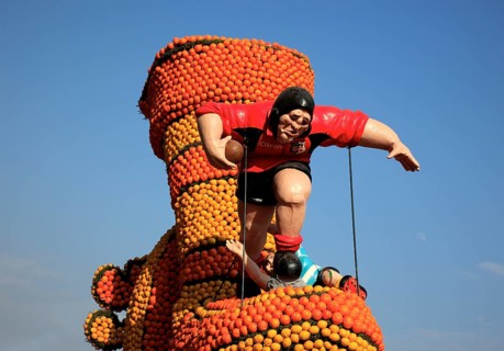 Sculptures made of citrus fruits