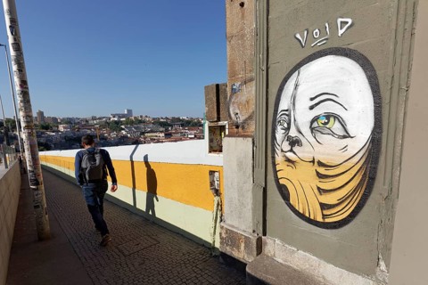 Original face with snout and human eyes on the D. Luis I bridge
