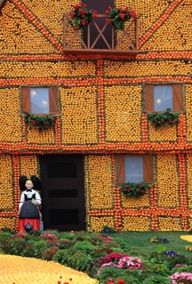 Replica of a half-timbered house with lemons and oranges in the Bioves Gardens