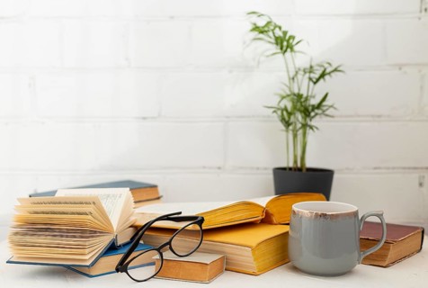 Arrangement with books cup