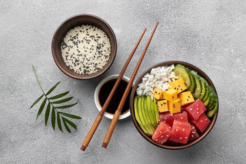Arrangement delicious poke bowl