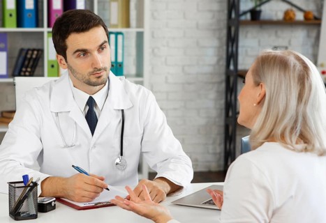 Medium shot doctor talking patient