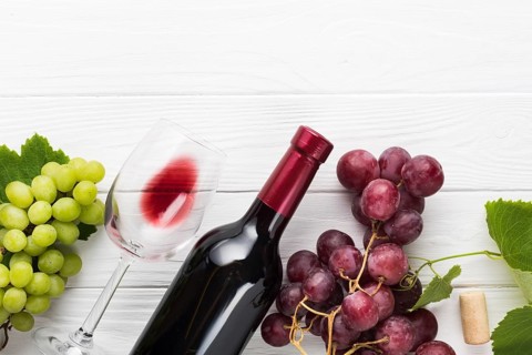 Green red grapes with wine