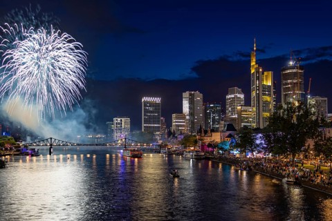 Numerous spectators watch the fireworks from the banks of the Main to mark the end of the MainfeSt