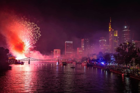 Numerous spectators watch the fireworks from the banks of the Main to mark the end of the MainfeSt