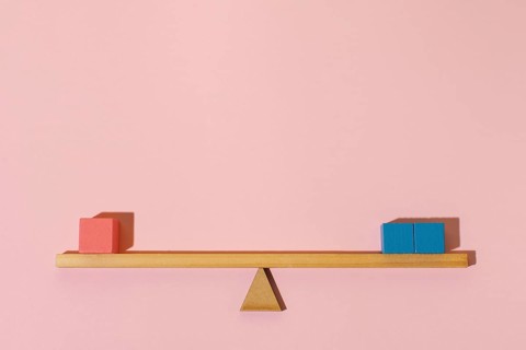 Arrangement with wooden cubes