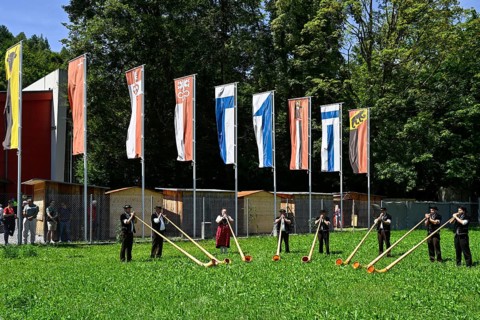Alphorn blowers and cantonal flags