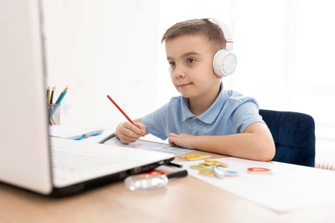 Medium shot kid holding pencil