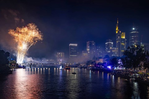 Numerous spectators watch the fireworks from the banks of the Main to mark the end of the MainfeSt