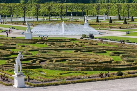 Fountain with Baroque sculptures in Herrenhaeuser Gardens