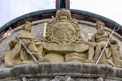 Relief sculptures and coats of arms at the Old Crane