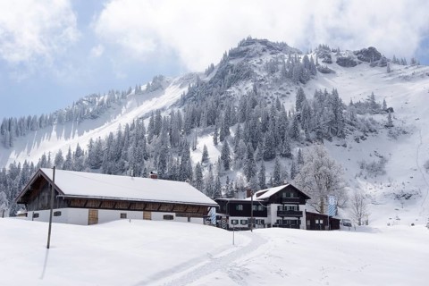 Rettenbaeckalm and Bodenschneidhaus in front of Bodenschneid in winter