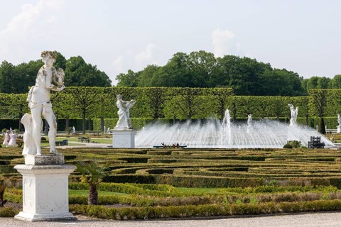 Fountain with Baroque sculptures in Herrenhaeuser Gardens