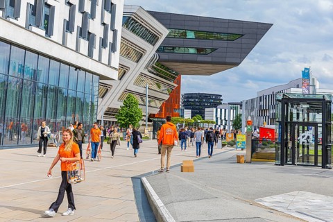 Students on the campus of the University of Economics WU