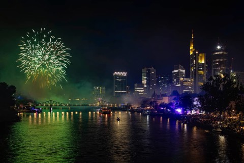 Numerous spectators watch the fireworks from the banks of the Main to mark the end of the MainfeSt