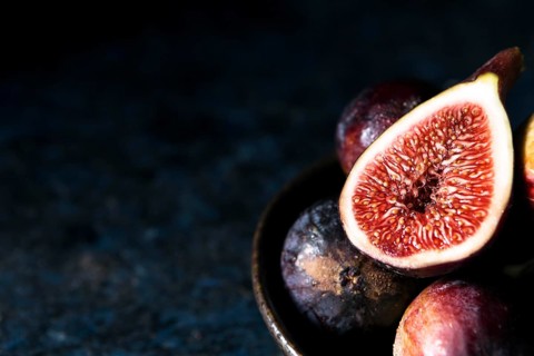 High angle autumn figs plate with copy space